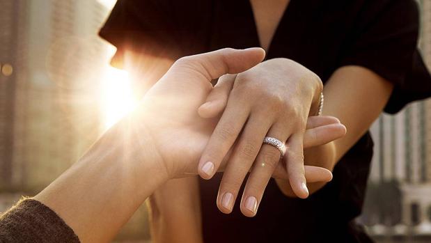 Los impresionantes anillos de compromiso de las famosas