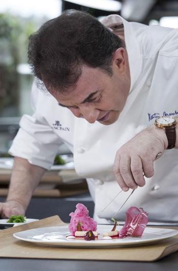 El chef Martin Bersategui trabajando en la cocina