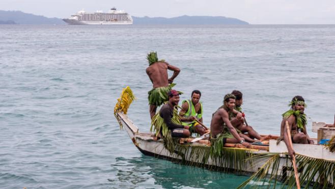 El barco parte tras un encuentro con una tribu nativa de Papúa Nueva Guinea