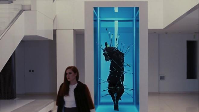 Al fondo, una réplica de «Saint Sebastian Exquisite Pain», de Damien Hirst