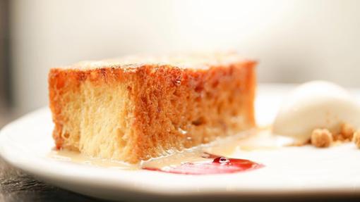 Torrija caramelizada con helado de canela