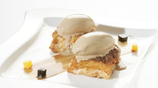 Dados de torrija artesana con pincelada de café con leche y su crema helada