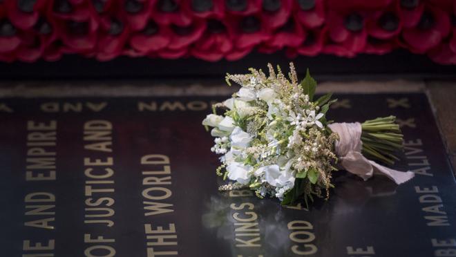 El ramo de Meghan Markle, sobre la tumba del guerrero desconocido