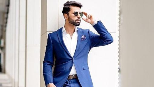 La camisa, siempre blanca