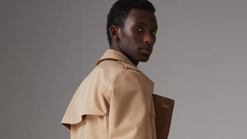 La clásica gabardina puede ser tu mejor aliada