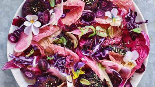Ensalada con lechuga rosa
