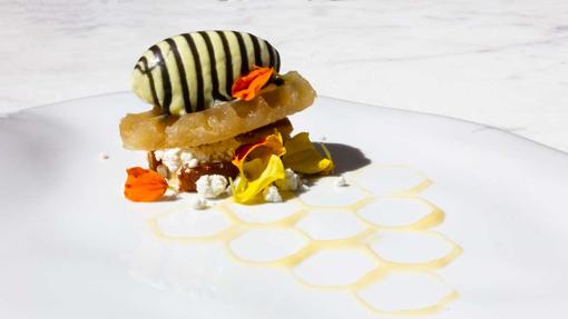 Panal, bizcocho de miel con cremoso de yuzu, un postre de Dos Cielos Madrid