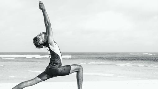 Con el mar de fondo, una de las mejores maneras de practicar yoga