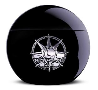 Una botella, con forma de perla negra, del vodka Abyssal