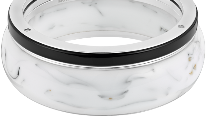 Las piezas están hechas con mármol, plata y oro