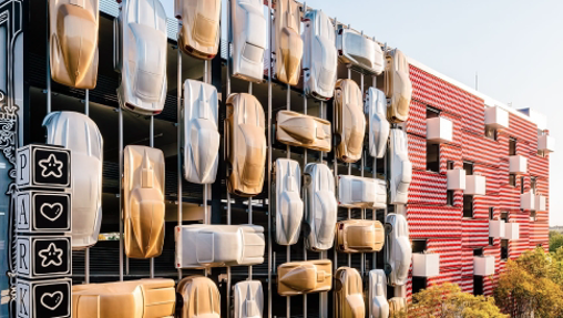 Cada una de sus paredes se encargó a un diseñador distinto