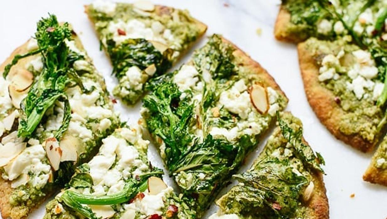 Pizza con bimi, kale y pesto