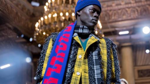 Versace juega con las bufandas futboleras