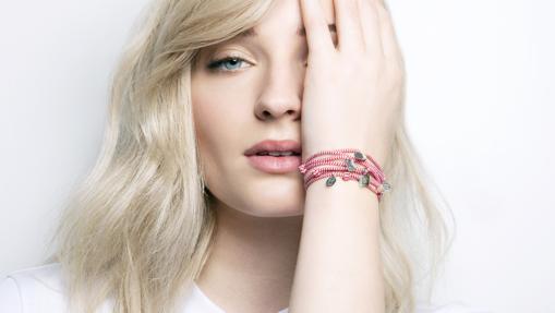 Sophie Turner con la pulsera solidaria de Louis Vuitton