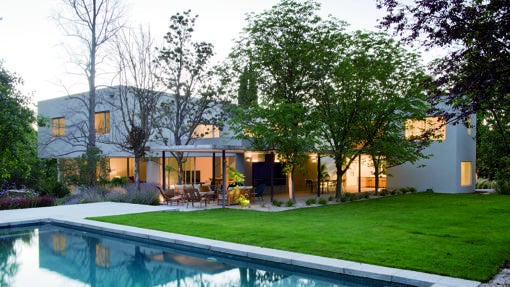 Exterior y jardín con piscina de Casa L en Pozuelo y salón de Proyecto Ch en la Moraleja, ambos trabajos de Ábaton-Blanca Alonso