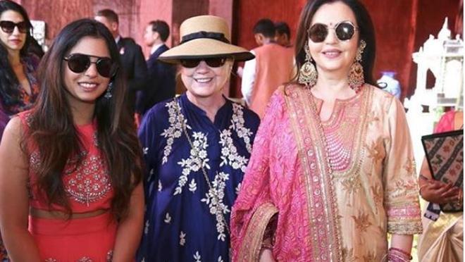 Isha Ambani junto a su madre recibiendo a Hillary Clinton