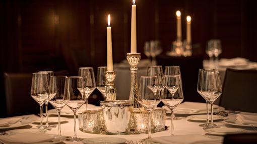 Mesa con decoración navideña en el hotel Urban