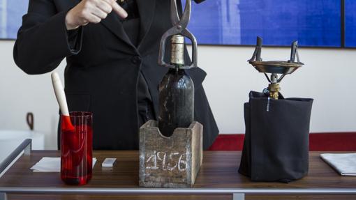 Una botella de Marqués de Riscal de 1956 dispuesta para ser degollada