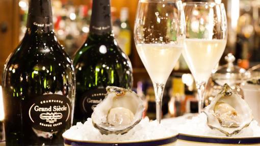 Ostras y champagne, la propuesta del Bar Grand Siècle, en el Hotel Wellington en Madrid