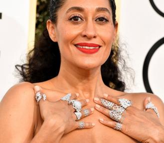 Tracee Ellis Ross durante la alfombra roja de los Globos de Oro 2017