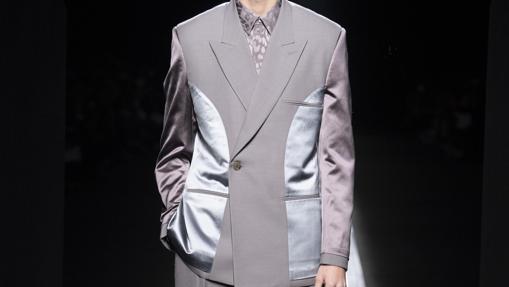 Traje de chaqueta con botonadura cruzada simple