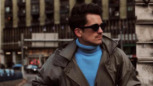 'Influencer' con jersey de cuello alto