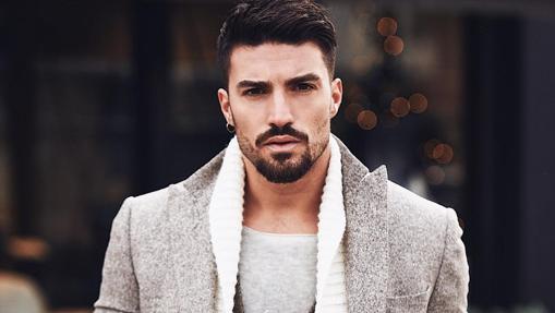 Mariano Divaio con varias capas