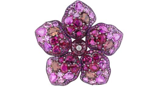 Broche en oro blanco con rubíes