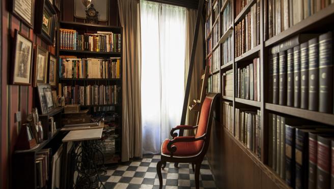 Biblioteca de un piso en venta en Sol