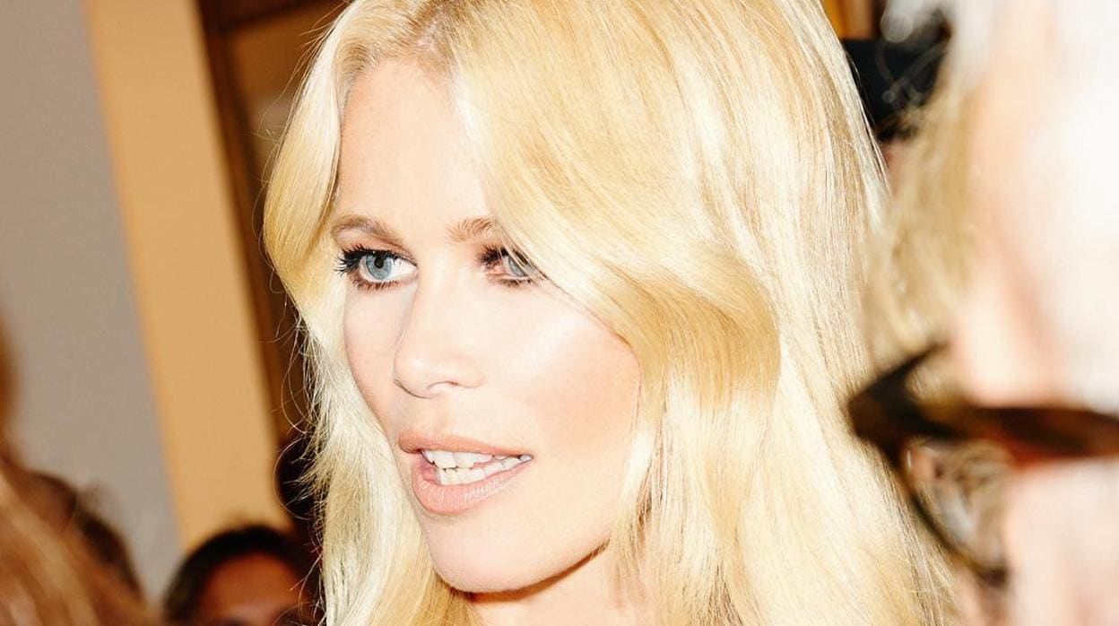 Claudia Schiffer revoluciona las redes vestida solo con un pequeño bolso de  Chanel