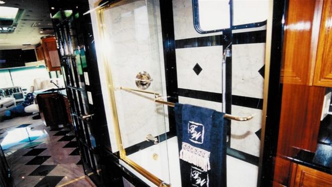 El modelo estándar está dotado de suelos de mármol y muebles construidos con maderas nobles