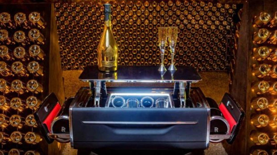 Está hecha con madera Tudor, aluminio, cuero negro y fibra de carbono