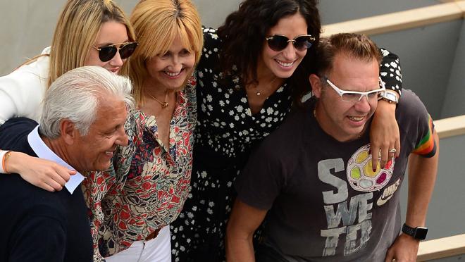 Varios familiares de Rafa Nadal celebran la victoria del tenista
