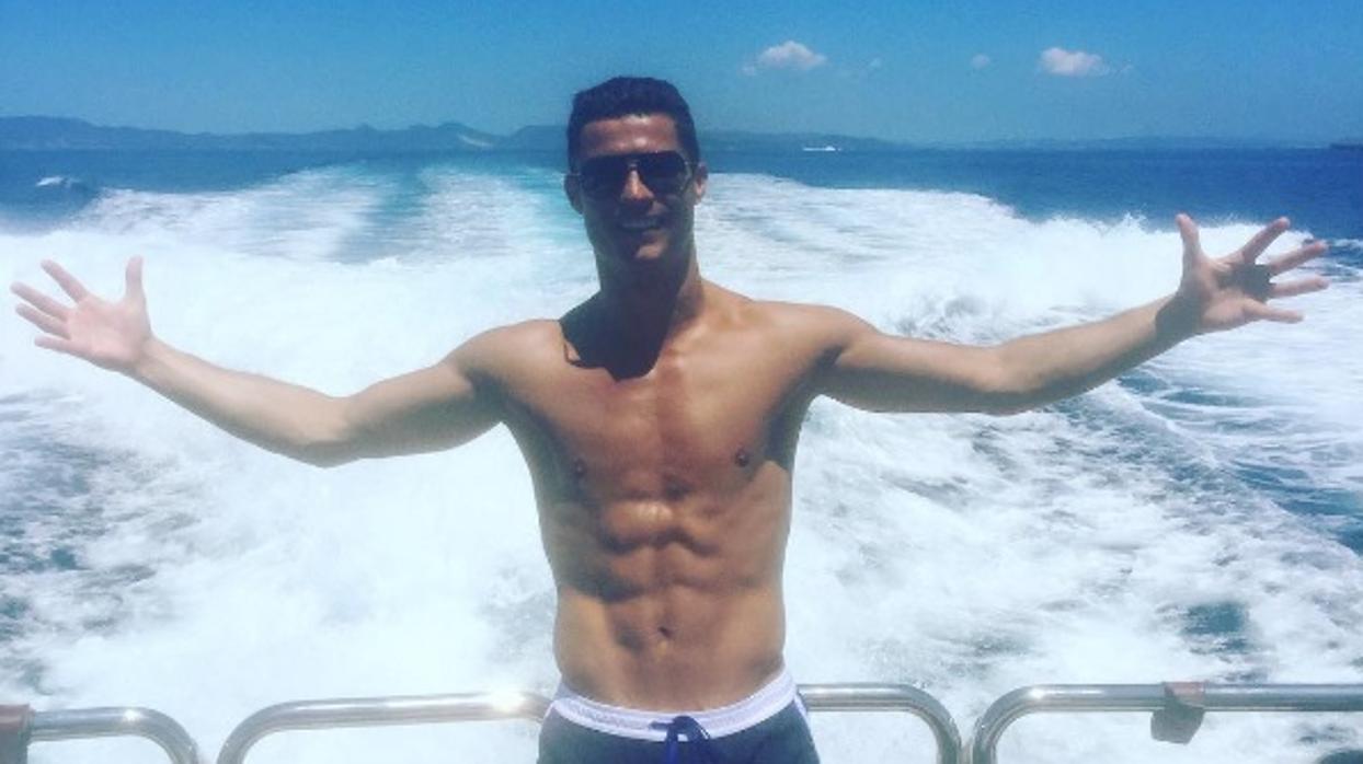 Cristiano Ronaldo descarga adrenalina a bordo de un yate en Ibiza