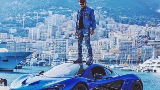 Lewis Hamilton se fotografió sobre su coche en Mónaco