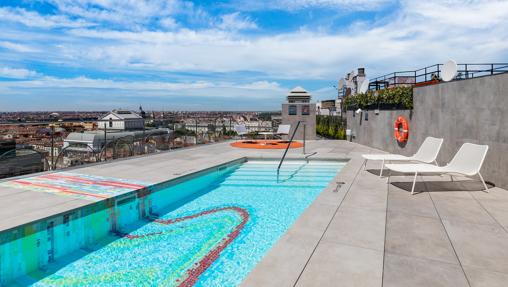 La piscina de la terraza del hotel Aloft Madrid