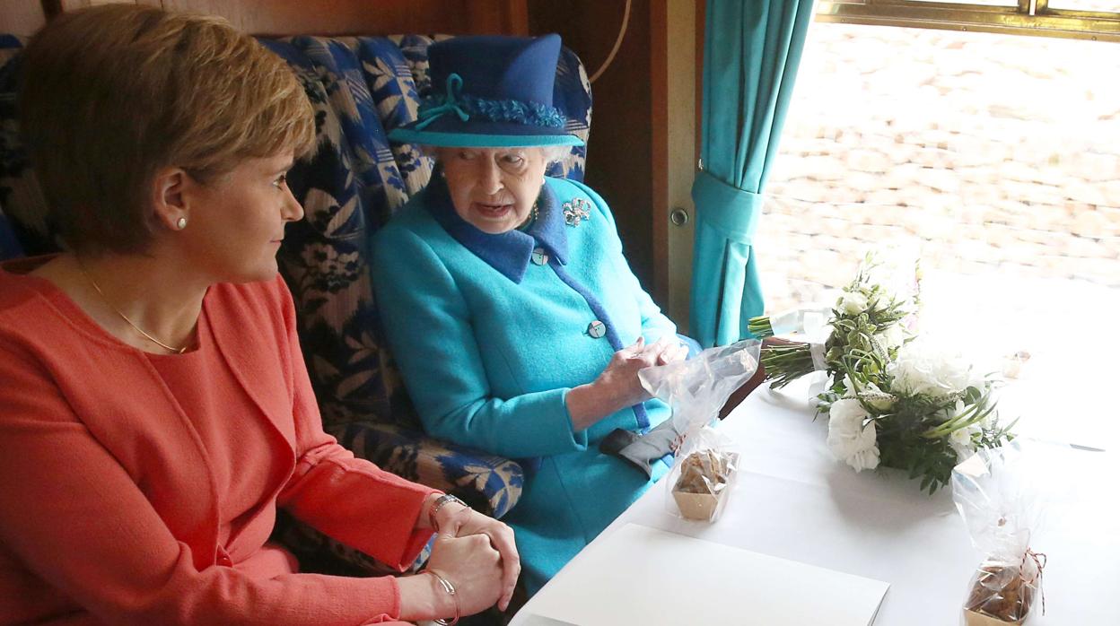 Isabel II en el tren junto a la primera ministra de Escocia