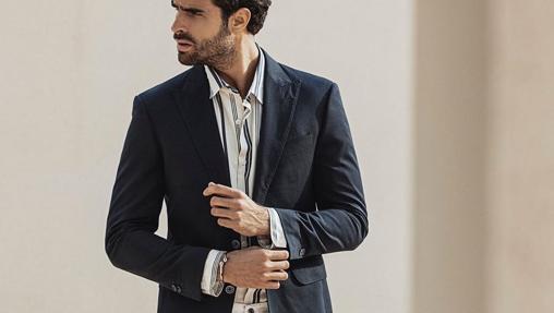 Pantalón blanco y blazer marina, una opción genial