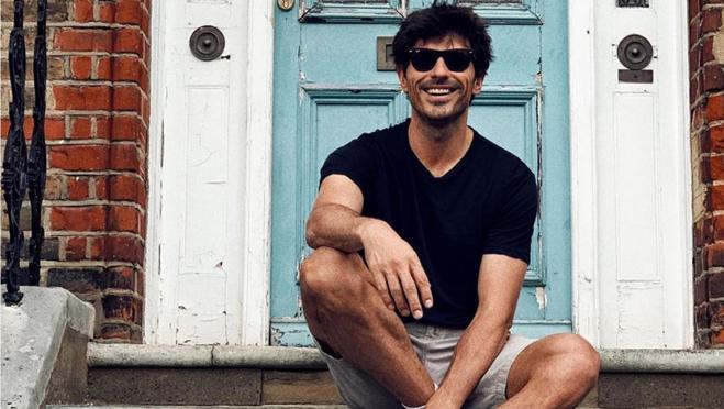 Andrés Velencoso con camiseta negra