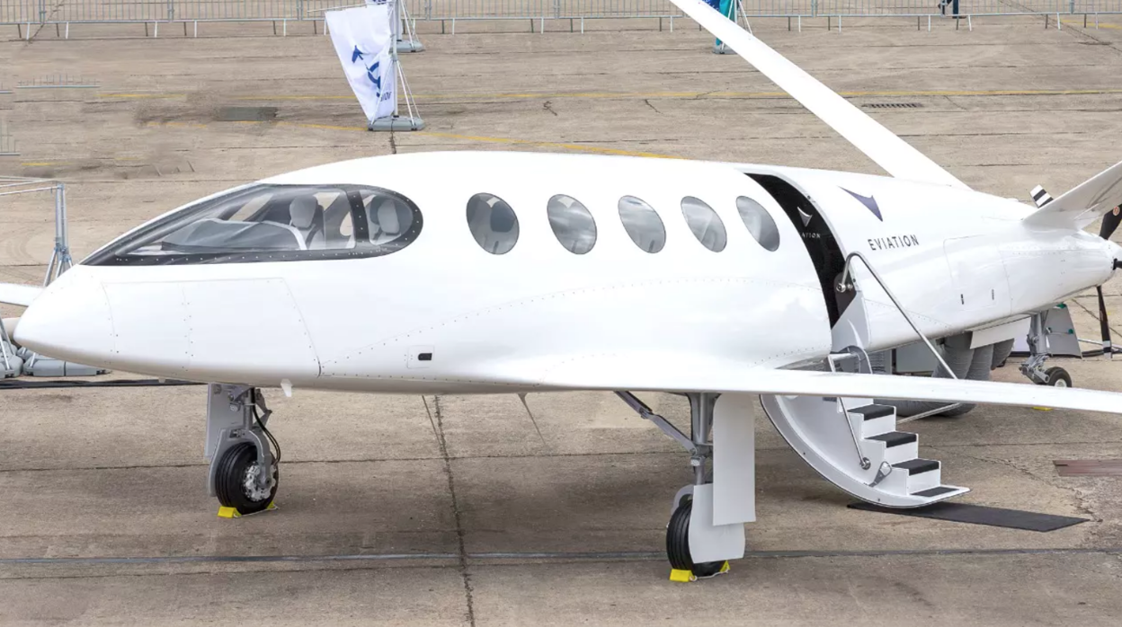 Mide 12 m y pesa 6.300 kg