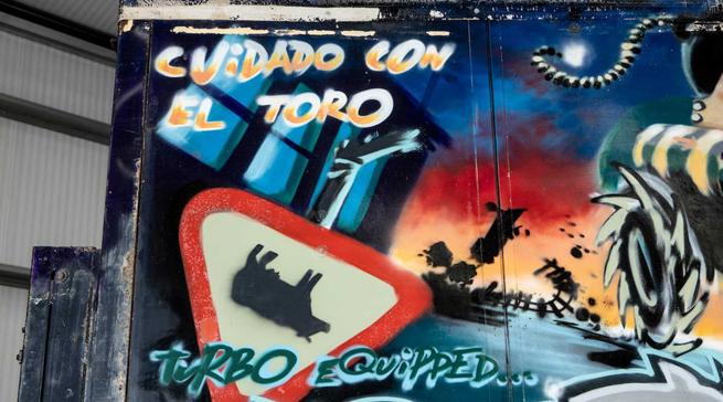 Mensaje en español de Banksy en la trasera del vehículo