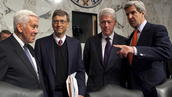 Bill Gates y Richard Lugar, copresidente de su fundación, con Bill Clinton