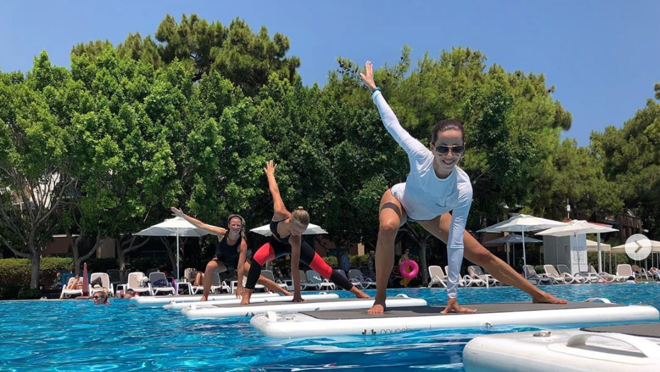 Practicando aquaphysical en una piscina abierta