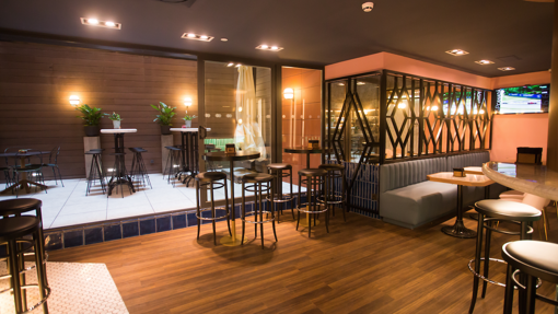 Uno de los espacios de la Vermutería del hotel Índigo Madrid