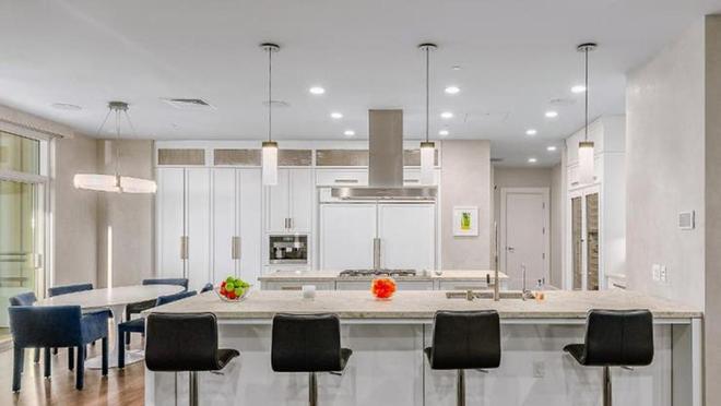 La cocina del apartamento, vanguardista y diáfana