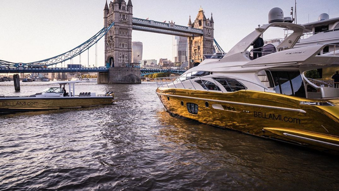 El yate de Bellami.com navegando por el Támesis