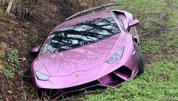 Coches de lujo abandonados en lugares insólitos
