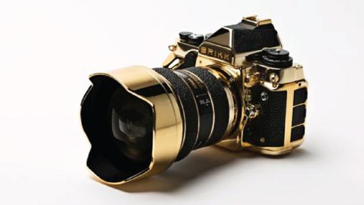 Una cámara con piezas de oro modelo Nikon