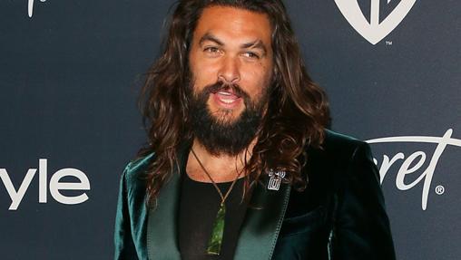 Jason Momoa con broche de Cartier
