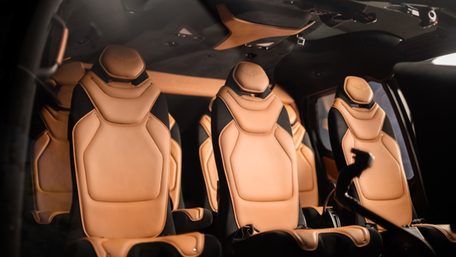 El cuero Oxford es el gran protagonista del interior del helicóptero